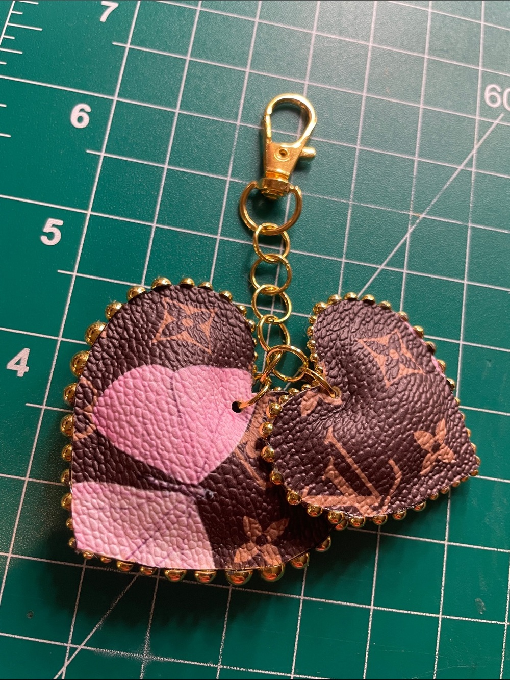 Double heart studded keychain - Picture 4 of 4
